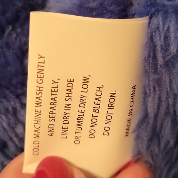 OEKO-TEXT  Lush blue throw NWOT.              B4 - Picture 5 of 5